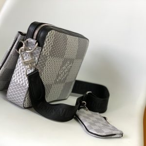 Alternative view of p540😊Top-tier authentic M69443 M58040 silk-screen M50017 black check M50027 white check M45965 yellow embroidery M30848 blue floral M69827 embossed black M80401 black check leather M20665 white M46104 embossed silver M45730 embossed blue Trio MailThe Monogram Eclipse Reverse Crossbody Bag is crafted from Monogram Eclipse canvas and Monogram Eclipse Reverse canvas. The iconic monochromatic gray pattern accentuates the lines of this versatile patchwork design. Beyond its traditional crossbody functionality, it includes a detachable zippered pouch and a coin purse attached to the strap. Dimensions: 25.0 x 18.5 x 7.0 cm